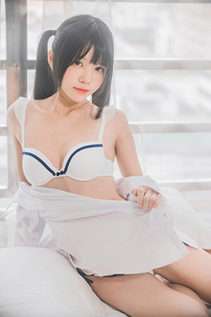 萝莉风COS 桜桃喵 – 白衬衫双马尾