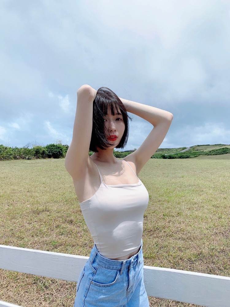 新来的实习老师刘芳岑！短发神颜「乳量大C小D」辣晒「白皙深沟」让人心跳加速