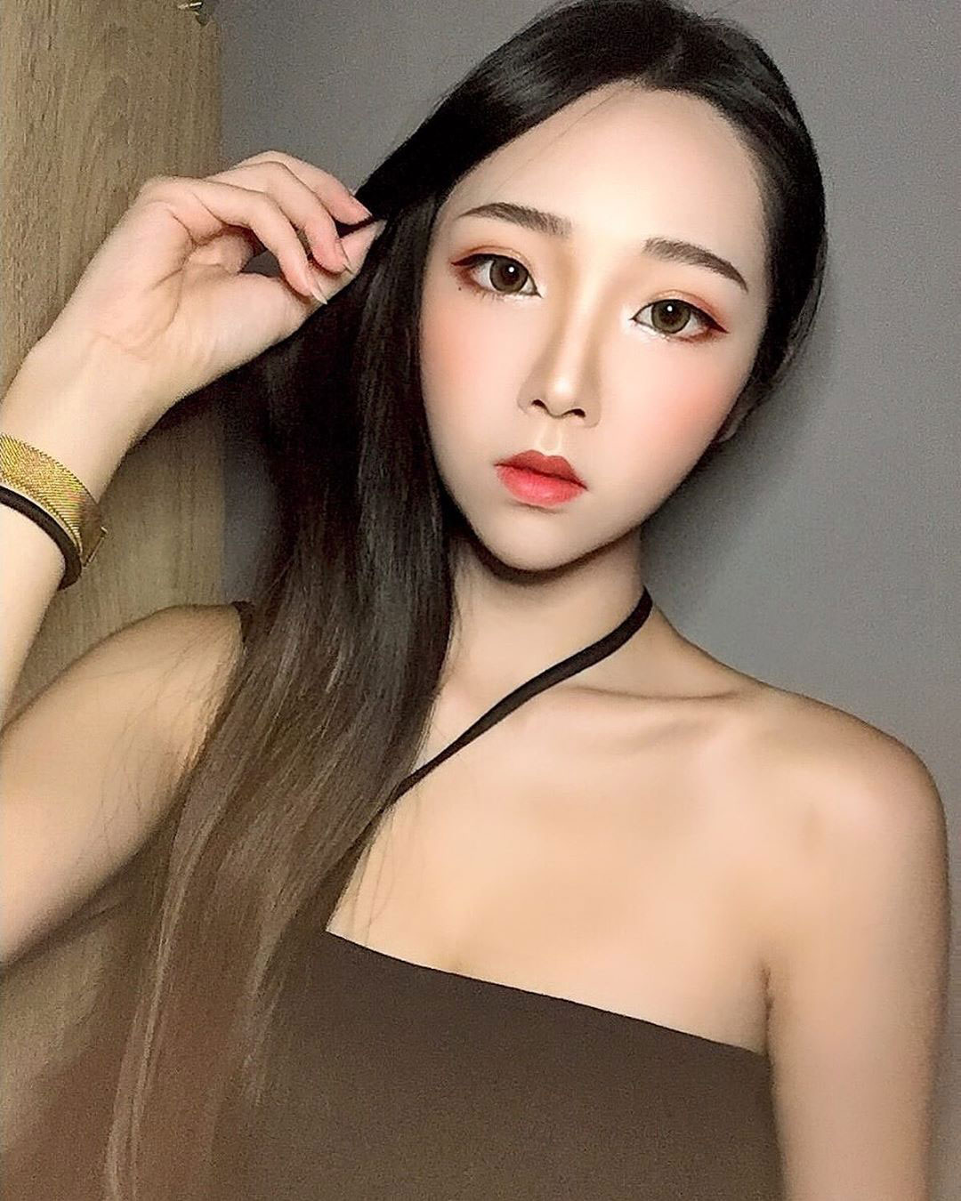 正妹「唐芮」大挖空上衣胸前超性感 大露性感事业线!不由想再多看几眼啊