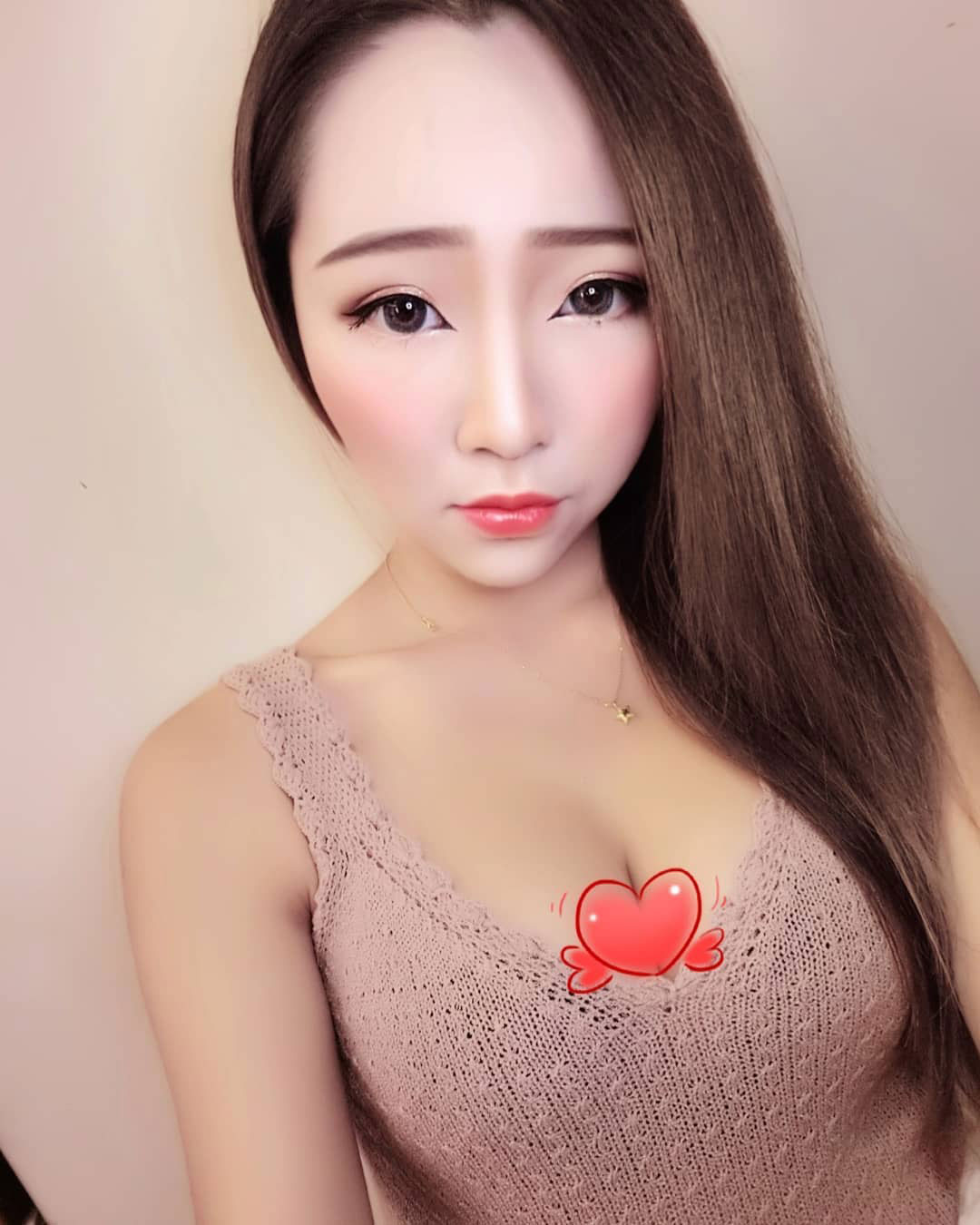 正妹「唐芮」大挖空上衣胸前超性感 大露性感事业线!不由想再多看几眼啊