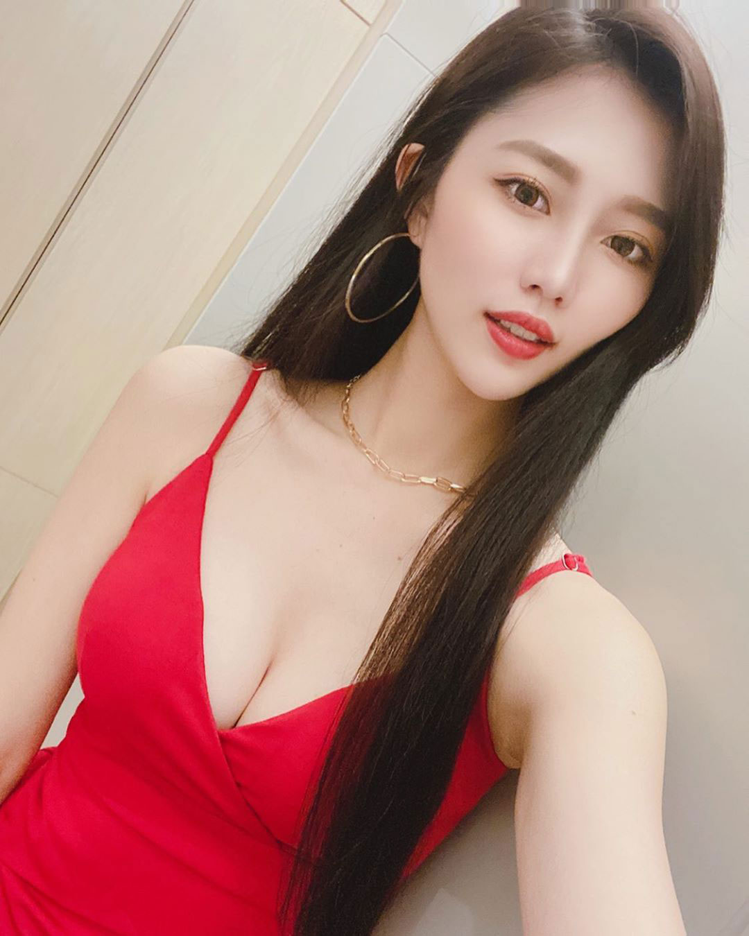 人气SG「凯莉Kelly」美腿纤长又逆天，水汪眼下更藏兇猛武器！