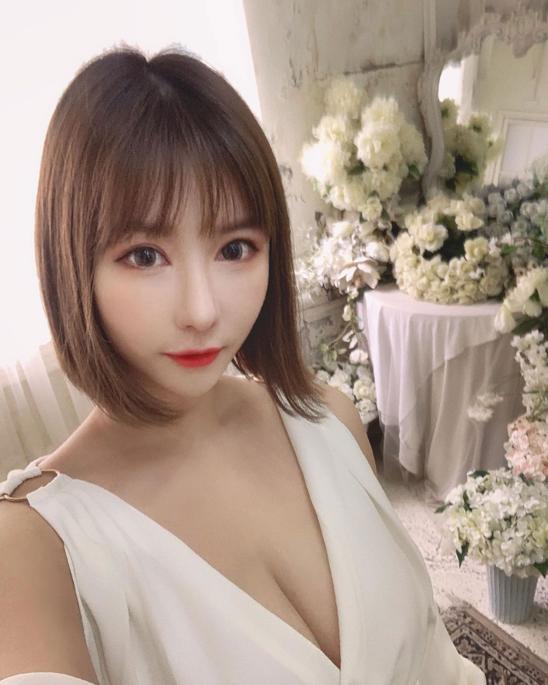 短发女神「Sylvia希维亚」外套拉链被巨乳卡住　画面真的太猖狂