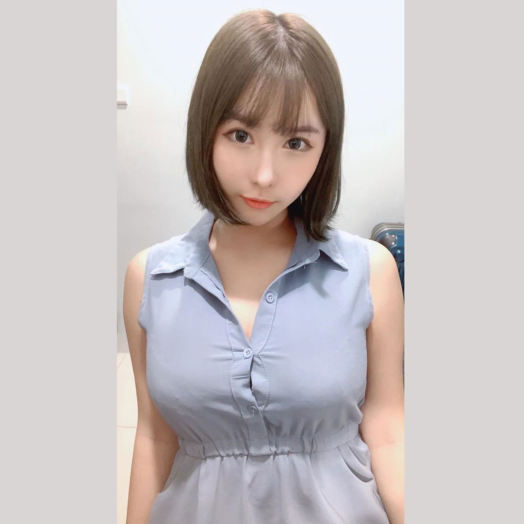 短发女神「Sylvia希维亚」外套拉链被巨乳卡住　画面真的太猖狂