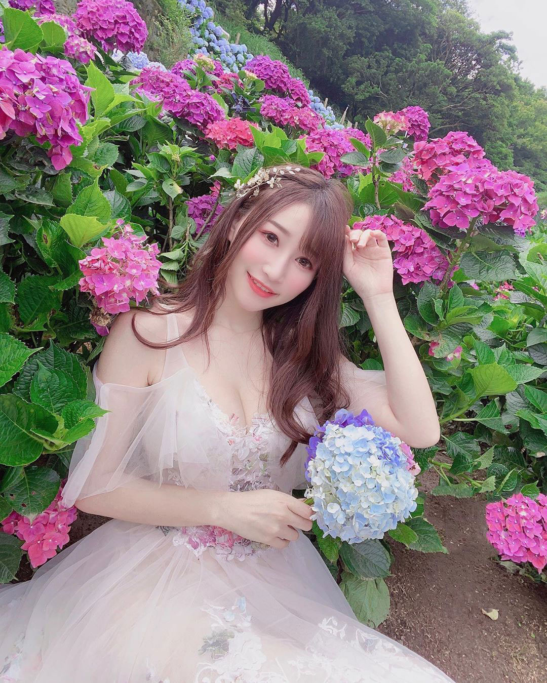 甜心正妹「小筑NINA」白嫩浑圆美乳，「性感大深V视角」一览无遗 太吸睛了！