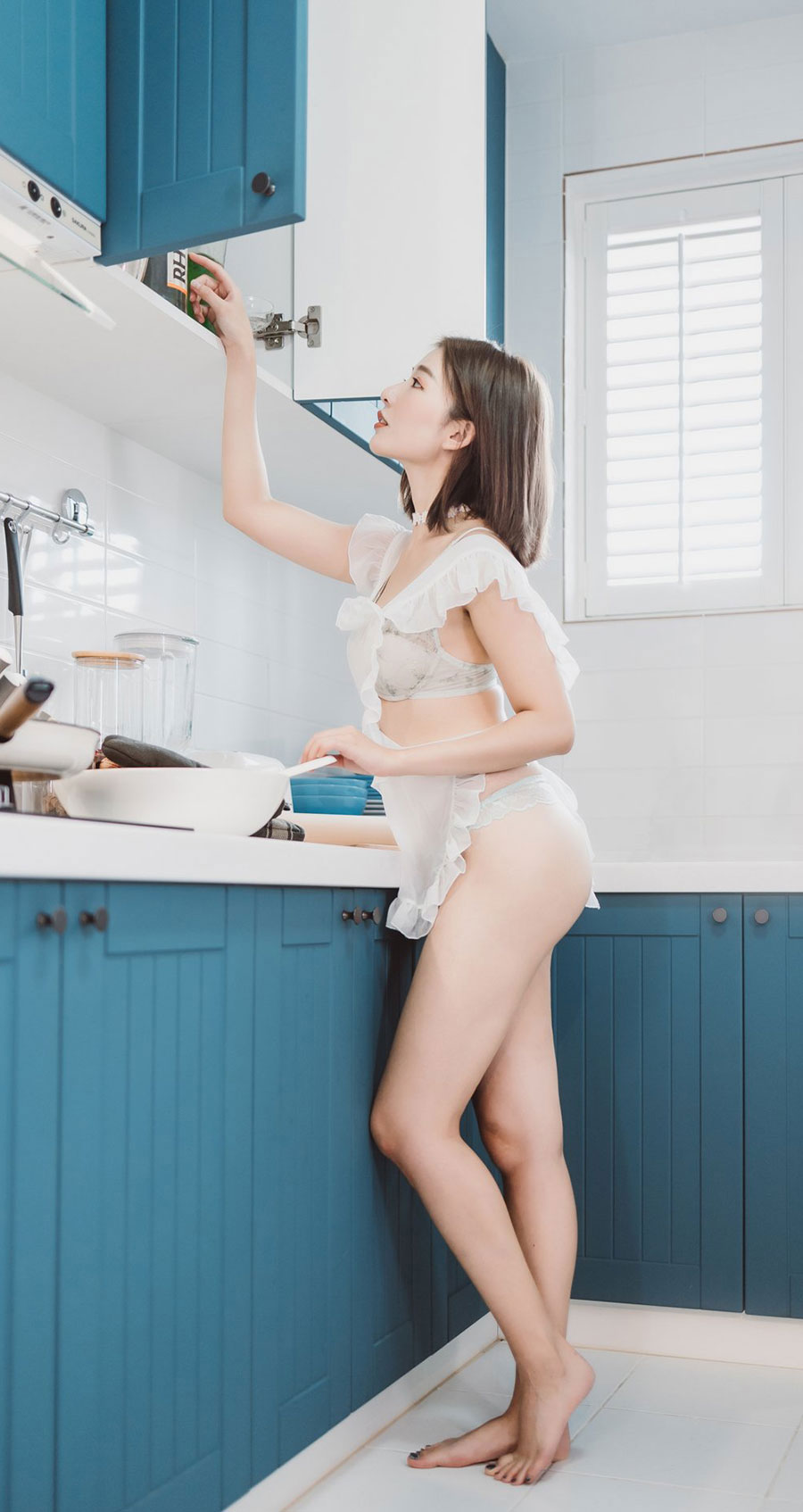 清新小美女「李岱耘」半裸围裙下厨秀「白嫩蜜桃臀」，比基尼小露酥胸也好诱人