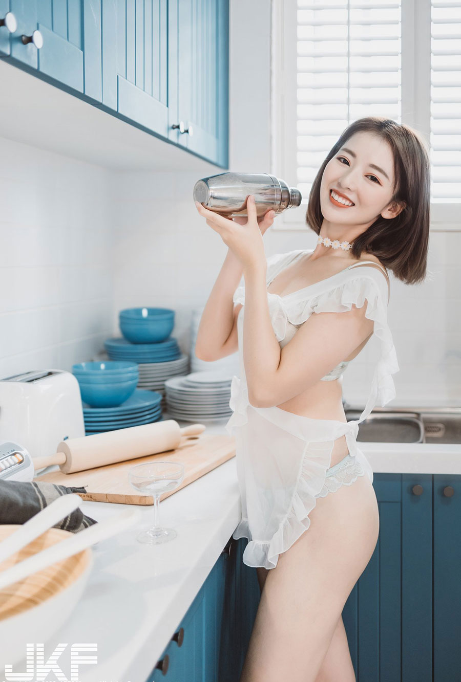 清新小美女「李岱耘」半裸围裙下厨秀「白嫩蜜桃臀」，比基尼小露酥胸也好诱人
