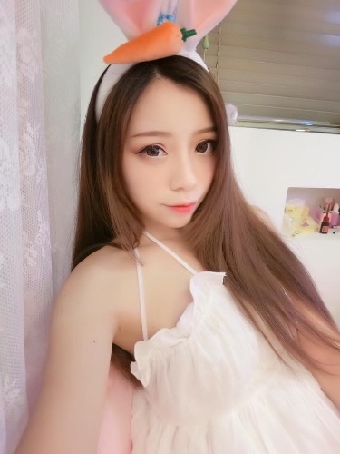 正妹「钟依依」爆乳自拍特别兇猛，「穿内衣的火辣视角」太犯规了！