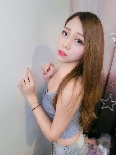 正妹「钟依依」爆乳自拍特别兇猛，「穿内衣的火辣视角」太犯规了！