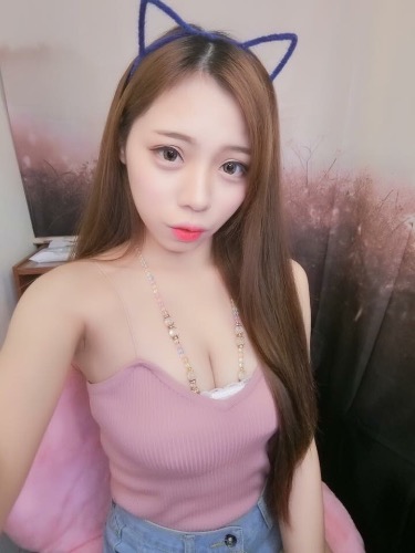 正妹「钟依依」爆乳自拍特别兇猛，「穿内衣的火辣视角」太犯规了！