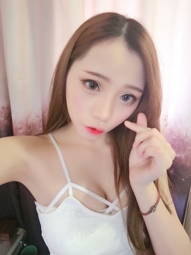 正妹「钟依依」爆乳自拍特别兇猛，「穿内衣的火辣视角」太犯规了！
