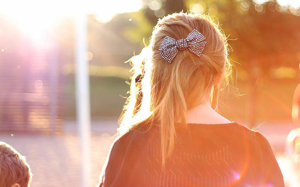 阳光下的女孩壁纸