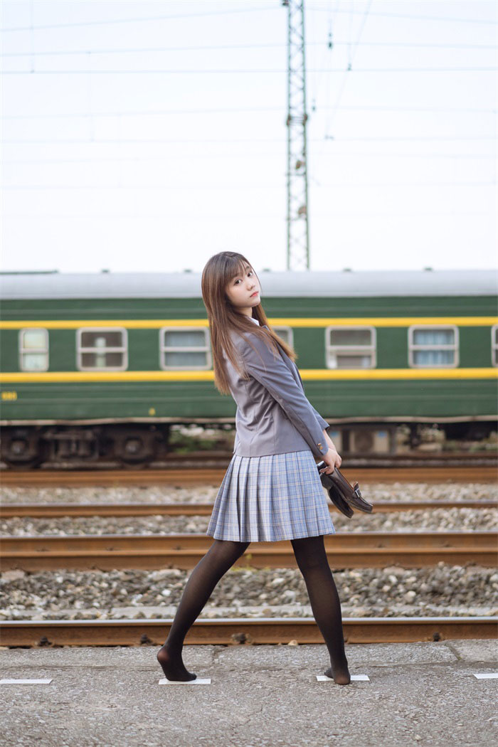 镜酱 - 私奔之制服 [30P-375MB]