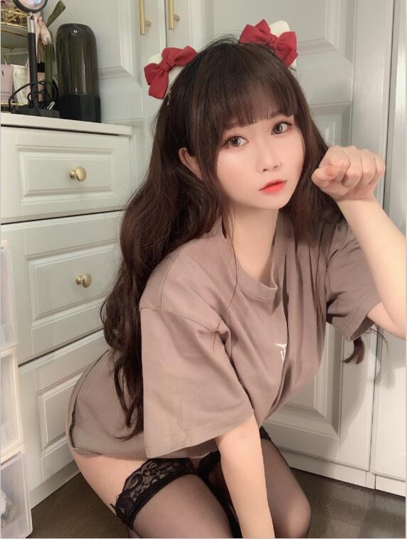 是依酱吖 NO.041 T恤底下 [31P2V-84MB]