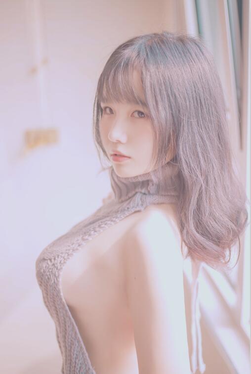 阿半今天很开心 - NO.01 露背毛衣 [28P-157MB]