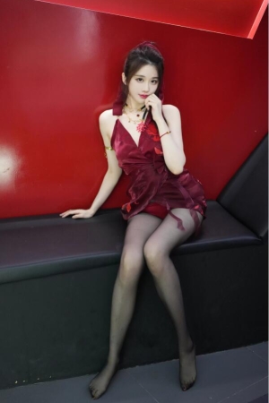 轩子巨二兔 – 酒红礼服 10P