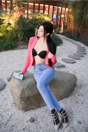 龙雪儿 – 红衣牛仔裤 [69P／1.01GB]