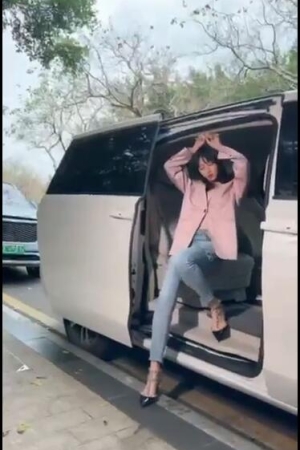 玥儿玥 – 车内牛仔裤 1v40m 自购