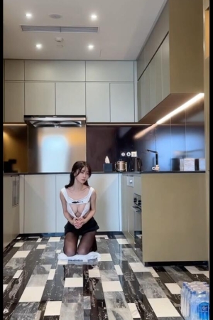 玥儿玥er – 白T恤黑短裙黑丝 2v50m 自购