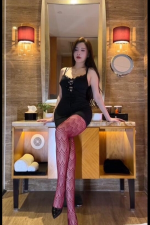 周妍希 – 灯光下的肉丝  黑裙红丝 80p2v1.03g