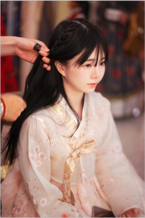 Sally Dorasnow – NO.107 2025 New Year Hanbok [20P