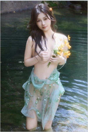 尹甜甜 – 小溪亮片裙 73p